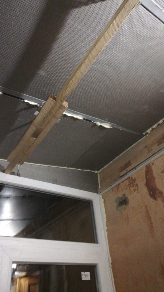 Установка пластикового балкона с крышей и расширением