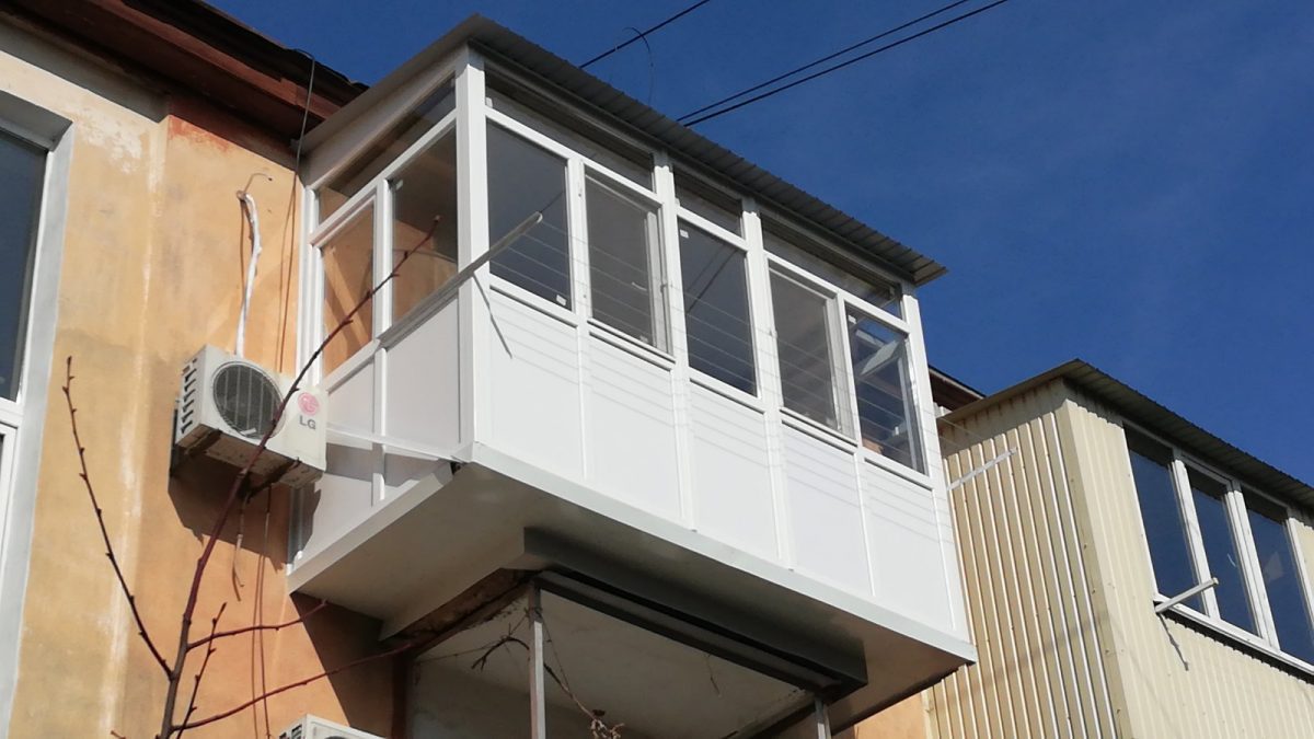 Установка пластикового балкона с крышей и расширением