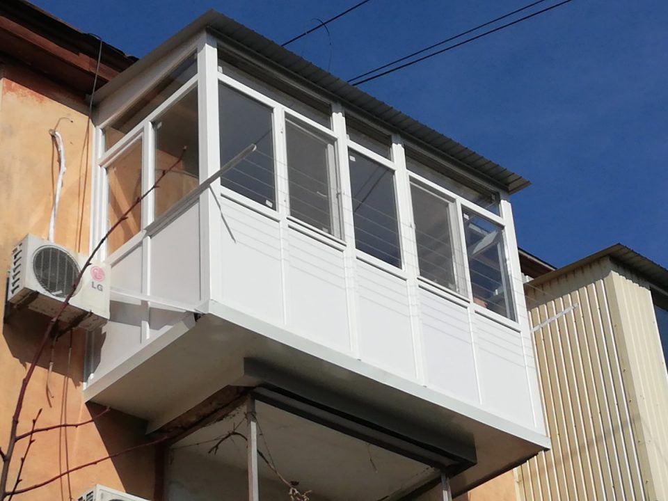 Установка пластикового балкона с крышей и расширением
