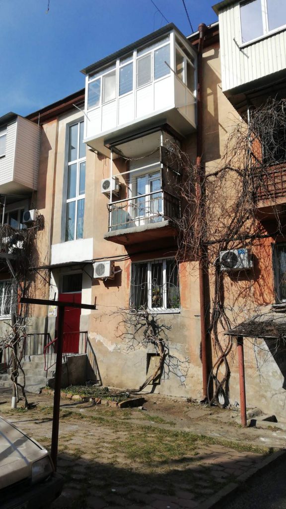 Установка пластикового балкона с крышей и расширением