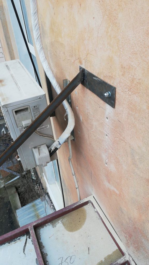 Установка пластикового балкона с крышей и расширением