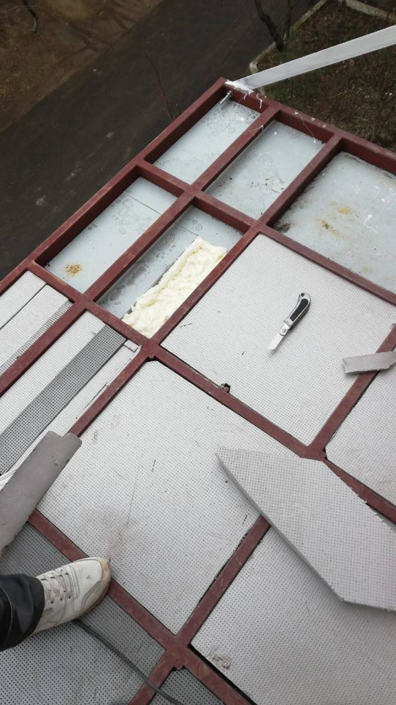 Установка пластикового балкона с крышей и расширением