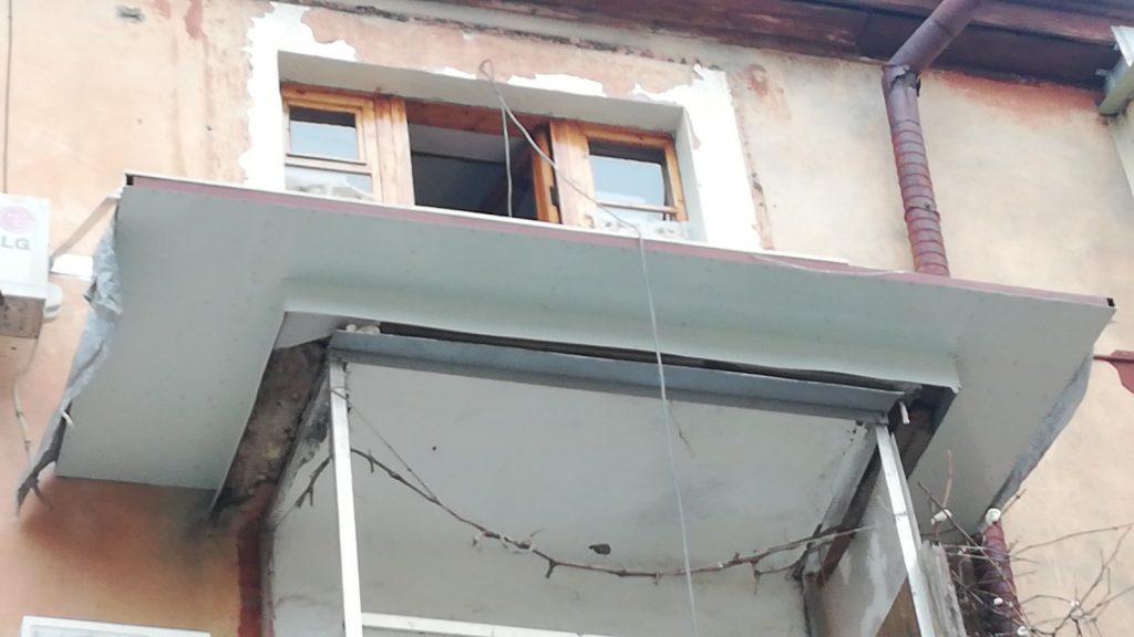 Установка пластикового балкона с крышей и расширением